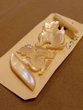 Carved Mother-of-Pearl Fox Buttons - Iridescent Cream